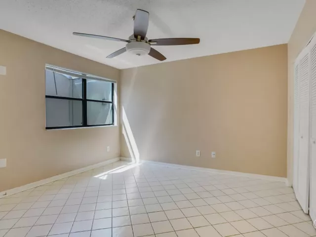 Продажа дома по адресу 1080 NW 19th Terrace - фото 8910403