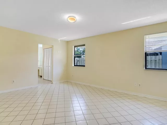 Продажа дома по адресу 1080 NW 19th Terrace - фото 8910404