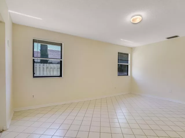 Продажа дома по адресу 1080 NW 19th Terrace - фото 8910405
