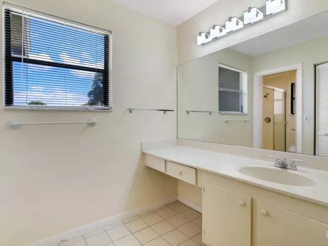 Продажа дома по адресу 1080 NW 19th Terrace - фото 8910406