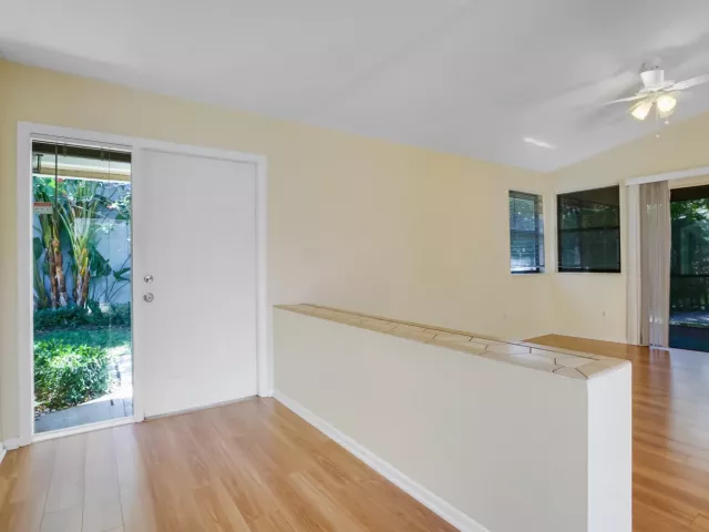 Продажа дома по адресу 1080 NW 19th Terrace - фото 8910394