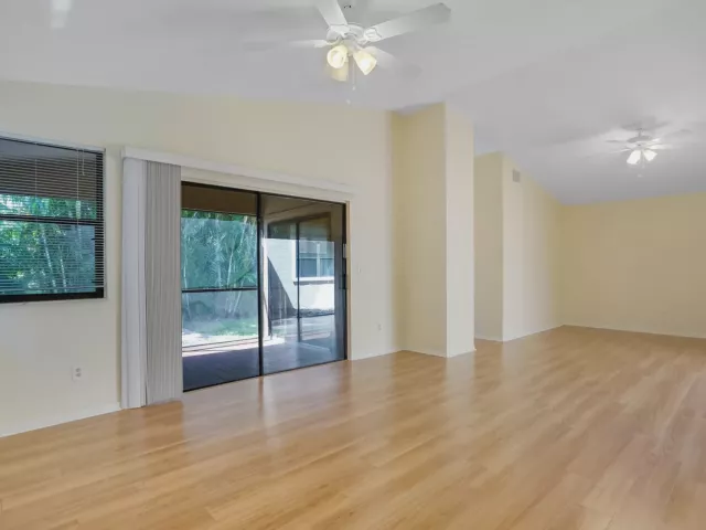 Продажа дома по адресу 1080 NW 19th Terrace - фото 8910395