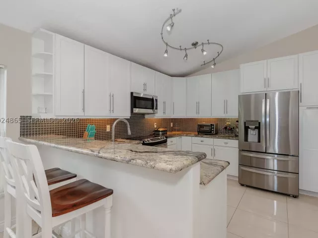Продажа дома по адресу 16269 SW 6th St - фото 8866533