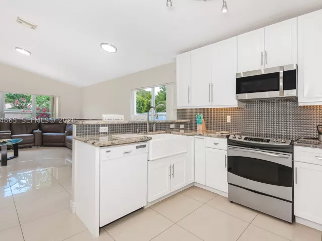 Продажа дома по адресу 16269 SW 6th St - фото 8866534
