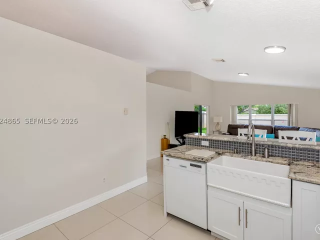 Продажа дома по адресу 16269 SW 6th St - фото 8866537