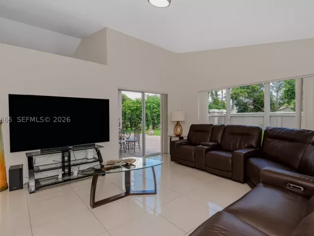 Продажа дома по адресу 16269 SW 6th St - фото 8866538