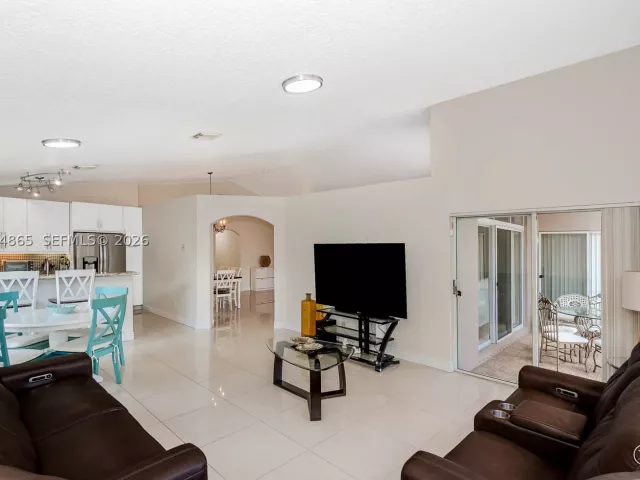 Продажа дома по адресу 16269 SW 6th St - фото 8866539
