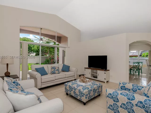 Продажа дома по адресу 16269 SW 6th St - фото 8866528