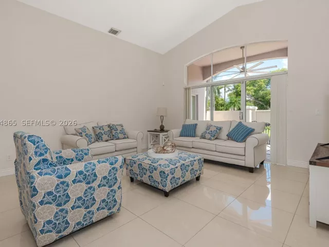 Продажа дома по адресу 16269 SW 6th St - фото 8866529