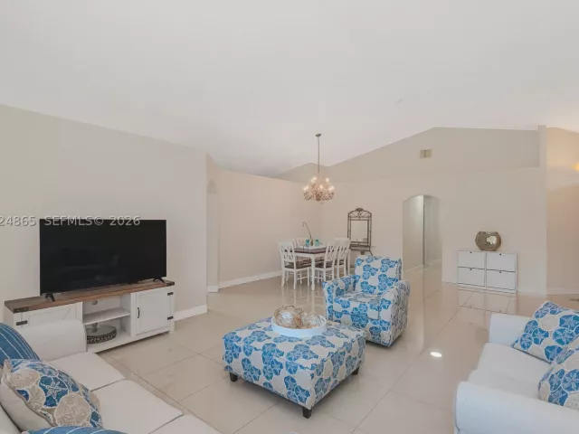 Продажа дома по адресу 16269 SW 6th St - фото 8866530