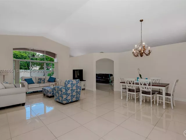 Продажа дома по адресу 16269 SW 6th St - фото 8866531