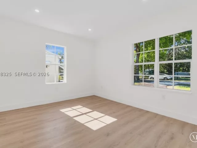 Продажа дома по адресу 831 NE 128th St - фото 8867299