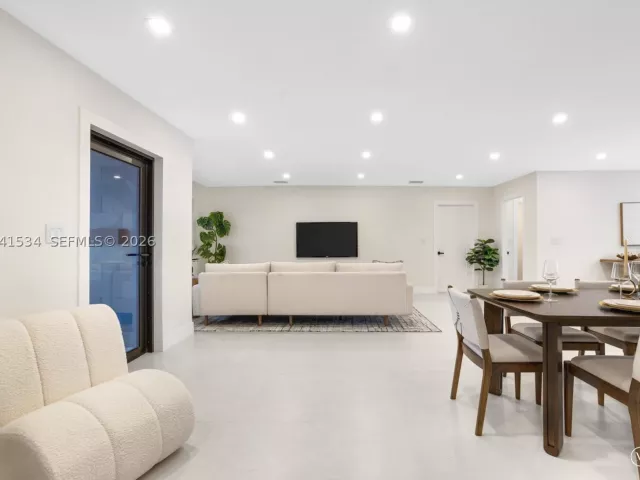 Продажа дома по адресу 5718 NE 15th Ave - фото 9047475