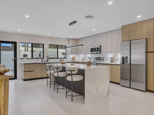 Продажа дома по адресу 5718 NE 15th Ave - фото 9047487
