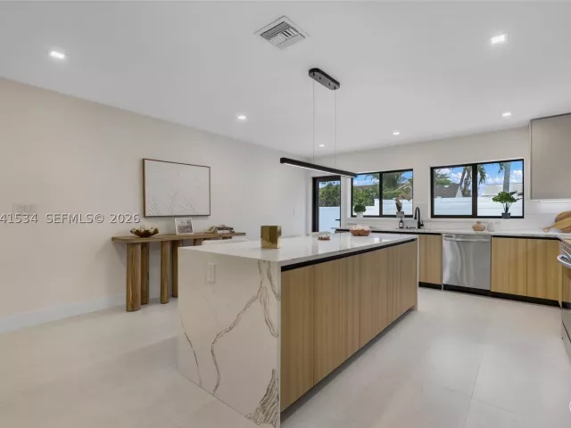 Продажа дома по адресу 5718 NE 15th Ave - фото 9047488