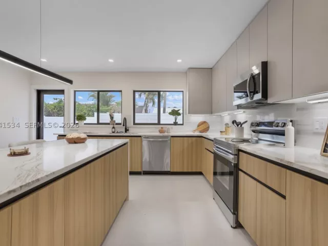 Продажа дома по адресу 5718 NE 15th Ave - фото 9047490
