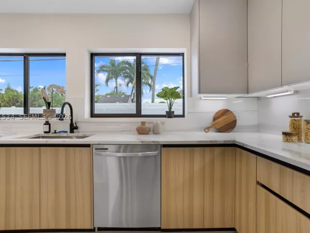Продажа дома по адресу 5718 NE 15th Ave - фото 9047492