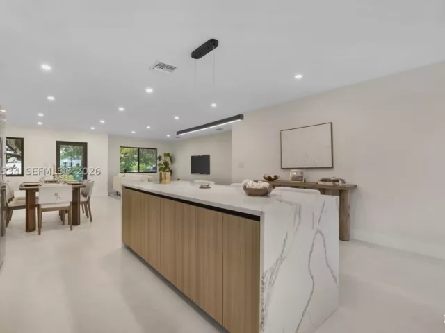 Продажа дома по адресу 5718 NE 15th Ave - фото 9047498