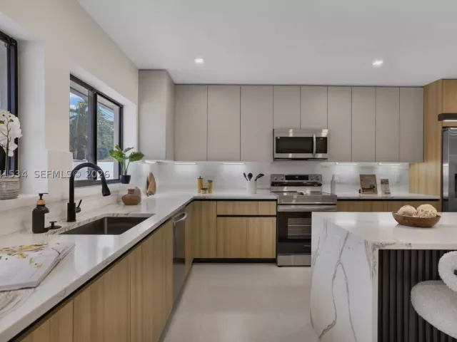 Продажа дома по адресу 5718 NE 15th Ave - фото 9047502