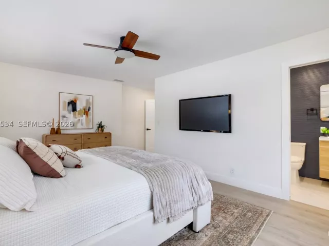 Продажа дома по адресу 5718 NE 15th Ave - фото 9047514