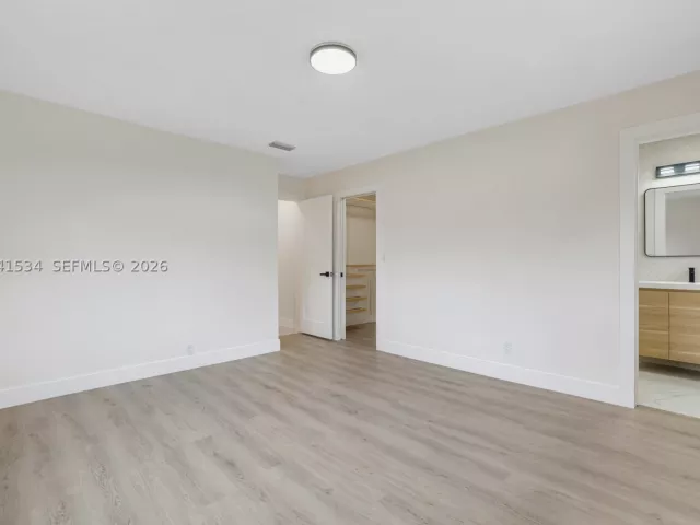 Продажа дома по адресу 5718 NE 15th Ave - фото 9047521