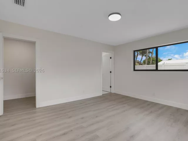 Продажа дома по адресу 5718 NE 15th Ave - фото 9047527