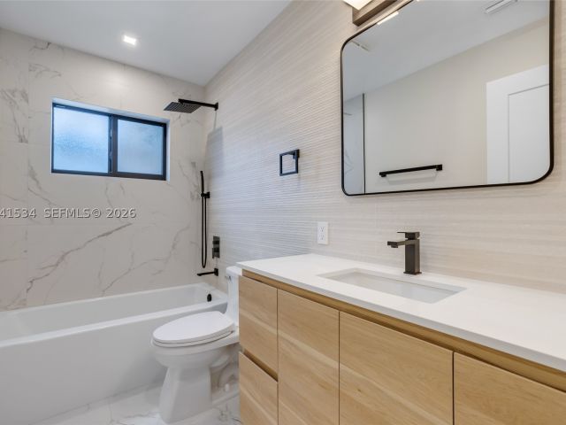 Продажа дома по адресу 5718 NE 15th Ave - фото 9047554