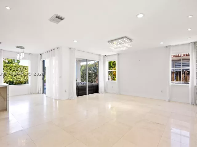 Продажа дома по адресу 12235 SW 121st Ter - фото 8868178