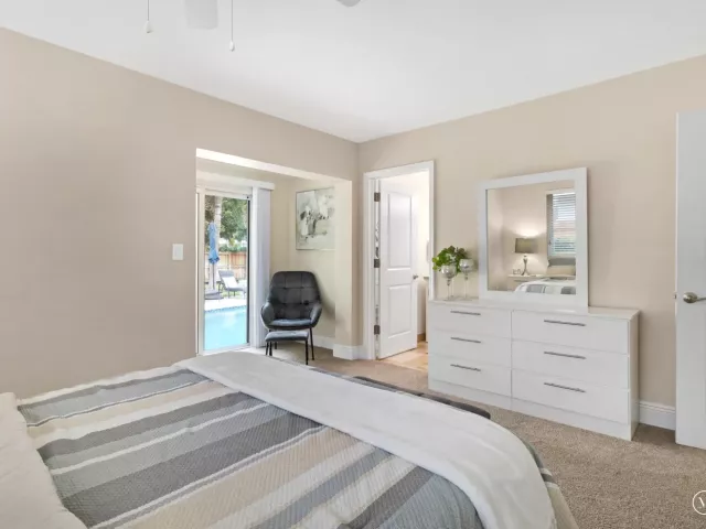 Продажа дома по адресу 2070 NE 63rd Street - фото 8896934