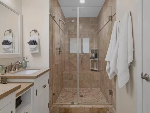 Продажа дома по адресу 2070 NE 63rd Street - фото 8896940