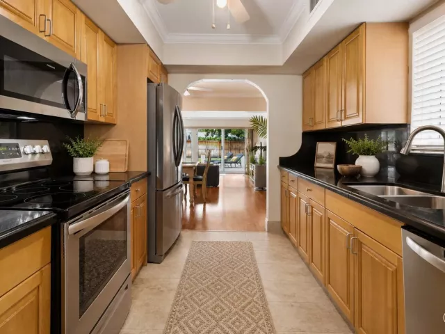 Продажа дома по адресу 2070 NE 63rd Street - фото 8896930