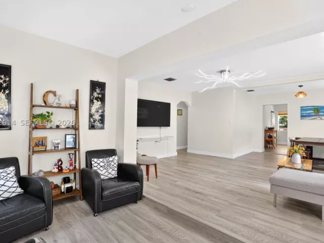 Продажа дома по адресу 2446 Mckinley St - фото 8874626