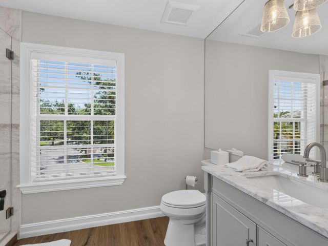 Продажа дома по адресу 2021 SW 14th Terrace - фото 9358201