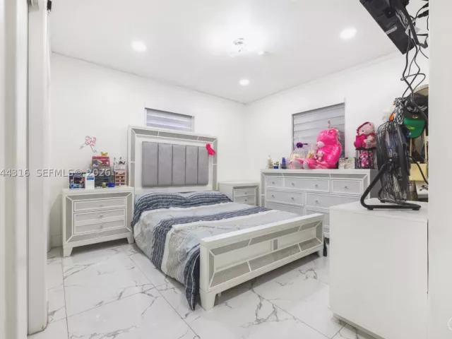 Продажа дома по адресу 8330 SW 25th St - фото 8868746