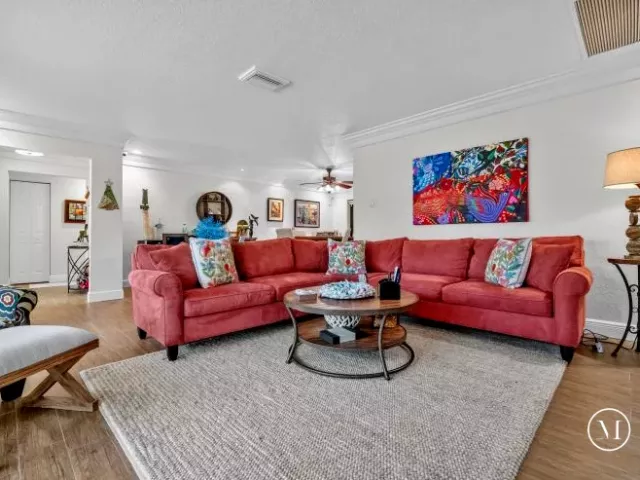 Продажа дома по адресу 2409 SW 27th Avenue - фото 8867372