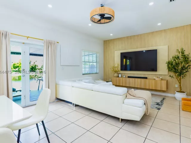 Продажа дома по адресу 6939 SW 158th Ave - фото 8925528