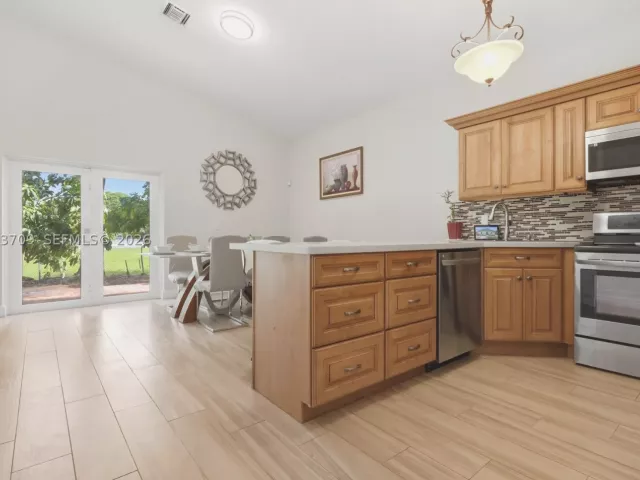 Продажа дома по адресу 610 SE 12th Ter - фото 8867704