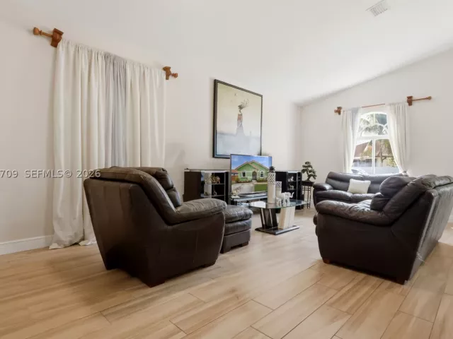 Продажа дома по адресу 610 SE 12th Ter - фото 8867710
