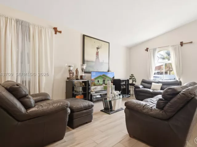 Продажа дома по адресу 610 SE 12th Ter - фото 8867711