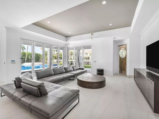 Продажа дома по адресу 419 E Coconut Palm Road - фото 9311173