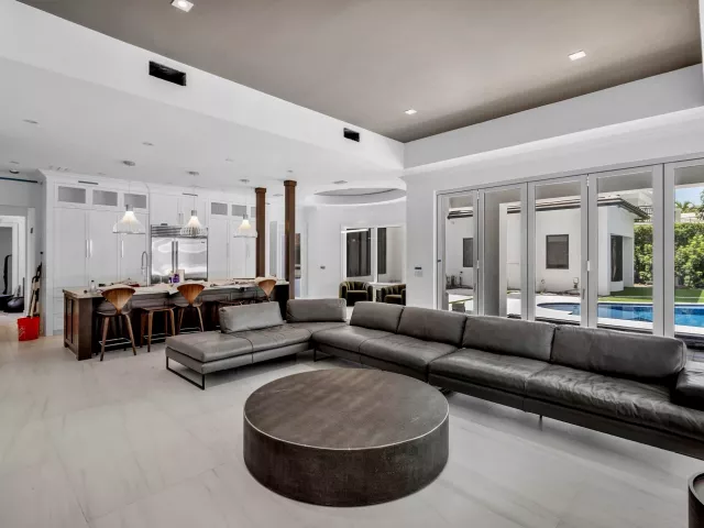 Продажа дома по адресу 419 E Coconut Palm Road - фото 9311175