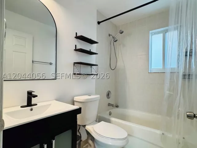 Продажа дома по адресу 363 NE 35th Ter - фото 8868241