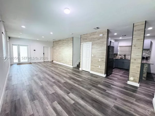 Продажа дома по адресу 363 NE 35th Ter - фото 8868235