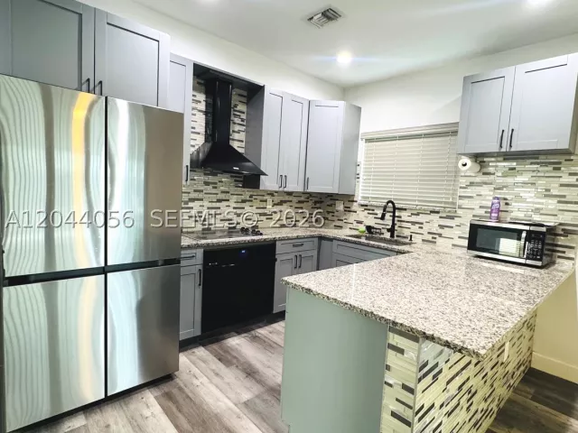 Продажа дома по адресу 363 NE 35th Ter - фото 8868236