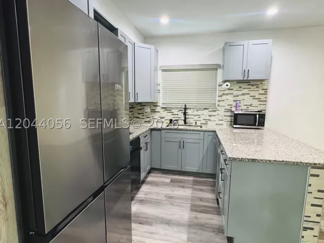 Продажа дома по адресу 363 NE 35th Ter - фото 8868237