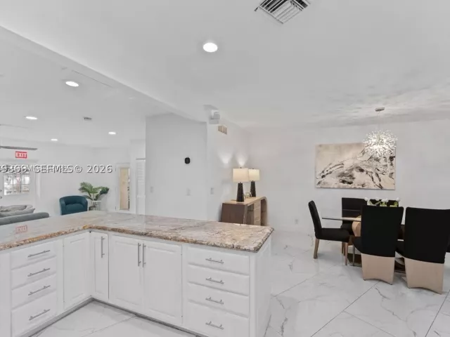 Продажа дома по адресу 1809 Coral Gardens Dr - фото 8868708