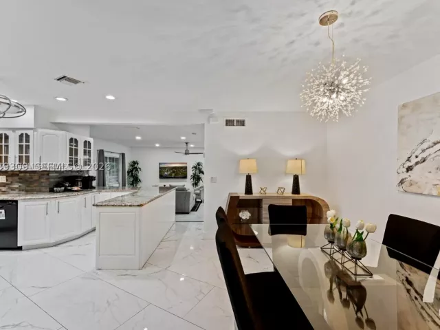 Продажа дома по адресу 1809 Coral Gardens Dr - фото 8868709