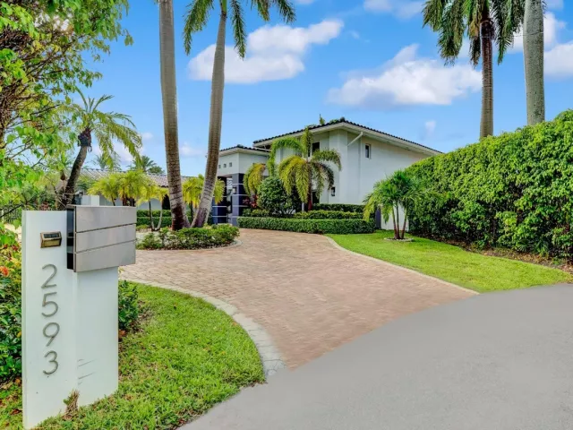 Продажа дома по адресу 2593 SE 9th Street - фото 8893077