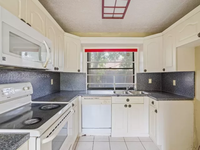 Продажа дома по адресу 6233 NW 170th Ter - фото 8869686