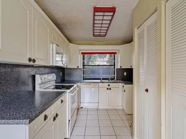Продажа дома по адресу 6233 NW 170th Ter - фото 8869670